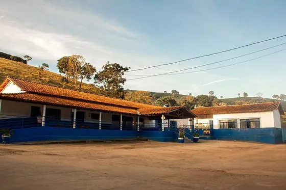 Clínica de reabilitação em Catas Altas - MG Fachada de casa com varanda
