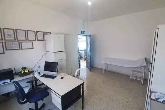 Clínica de reabilitação em Catas Altas - MG Escritório com mesa e cadeira