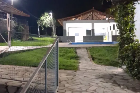Área externa com piscina e gramado