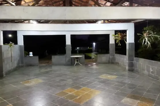 Espaço amplo com mesas e plantas