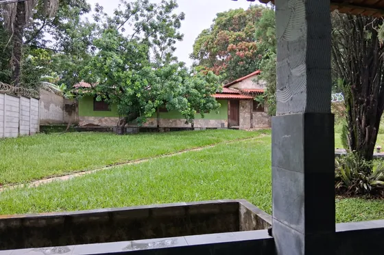 Área externa com gramado e árvores