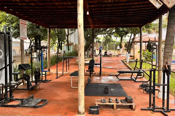 Clínica de reabilitação em Divinópolis - MG Academia ao ar livre com equipamentos
