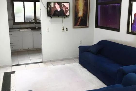 Clínica de reabilitação em Divinópolis - MG Sala com sofá e televisão