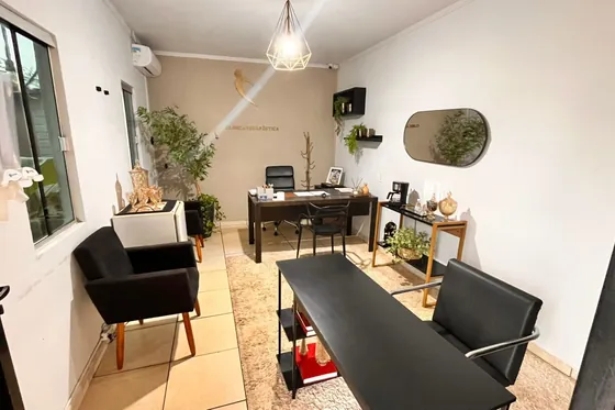 Clínica de reabilitação em Divinópolis - MG Escritório com mesa e plantas