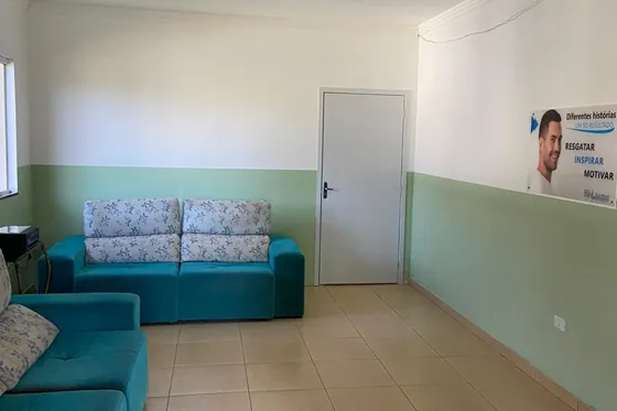 Clínica de reabilitação em Extrema - MG Sala com sofá e mesa