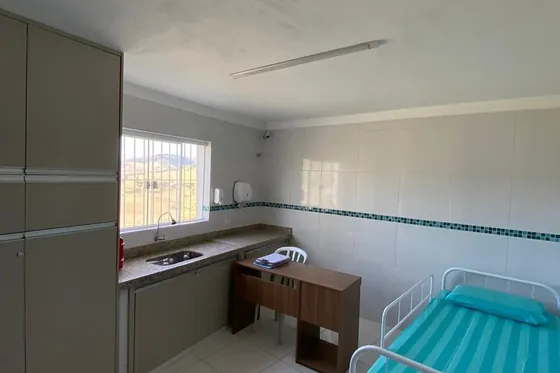 Clínica de reabilitação em Extrema - MG Quarto com cama e armário