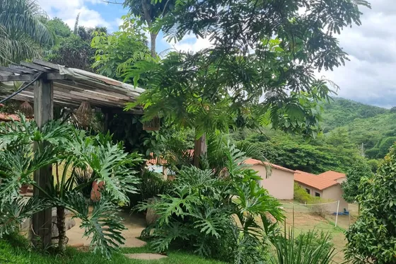 Clínica de reabilitação em Formiga - MG Jardim com árvores e casas ao fundo