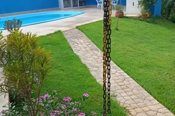 Jardim com piscina e grama verde