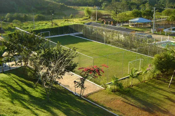 Campo de futebol com cercas ao redor