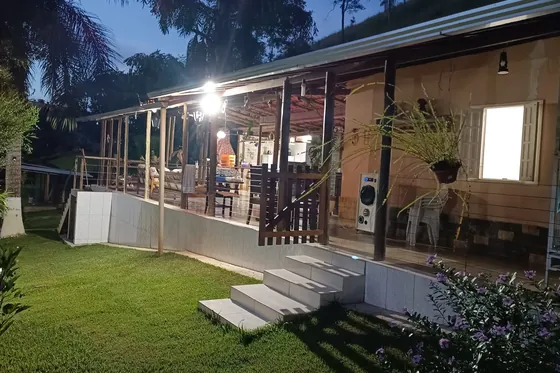 Entrada com área verde e varanda