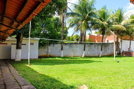 Clínica de reabilitação em Ibirité - MG Quadra com grama e árvores ao fundo