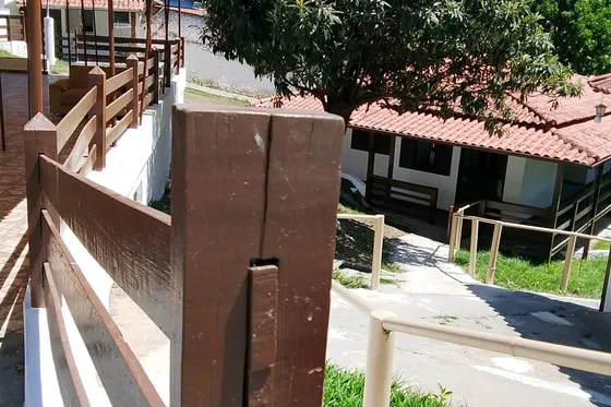 Caminho e casas com telhado