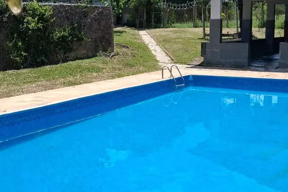 Clínica de reabilitação em Iguatama - MG Piscina com área verde ao fundo