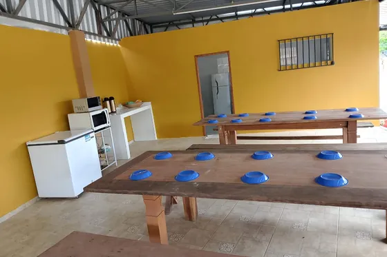 Clínica de reabilitação em Itabira - MG Sala de refeições com mesas e cozinha