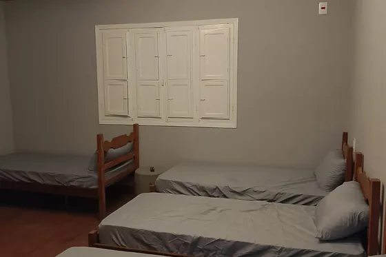Clínica de reabilitação em Itabira - MG Quarto com camas e janelas brancas