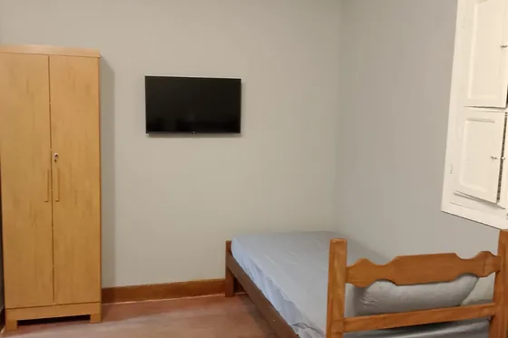 Clínica de reabilitação em Itabira - MG Quarto com cama e armário