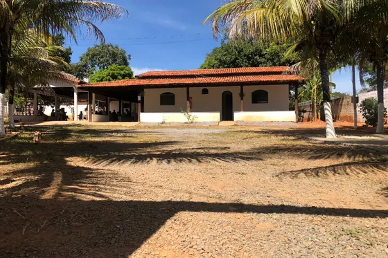 Clínica de reabilitação em Itabirito - MG Fachada com árvores e espaço ao ar livre