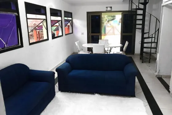 Sala com sofá e mesa de refeição