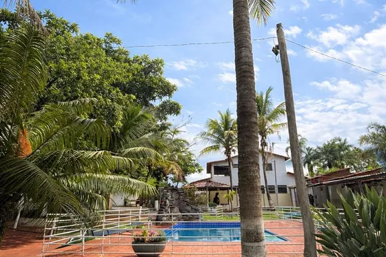 Piscina e área verde ao ar livre