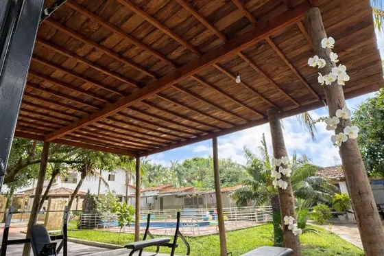 Área externa com varanda e piscina