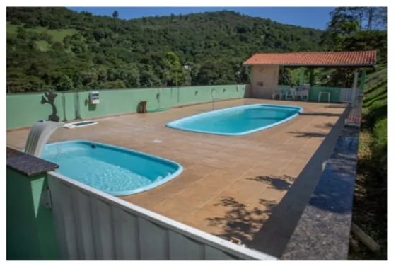 Clínica de reabilitação em Juatuba - MG Área externa com duas piscinas