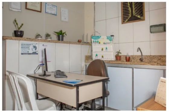Clínica de reabilitação em Juatuba - MG Escritório com mesa e computador