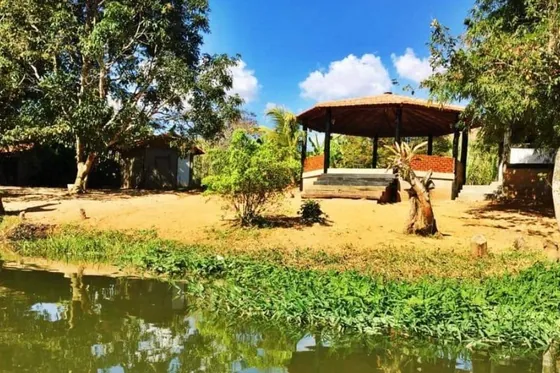 Área externa com gazebo e lago