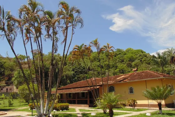 Clínica de reabilitação em Maravilhas - MG Fachada de casa com jardim