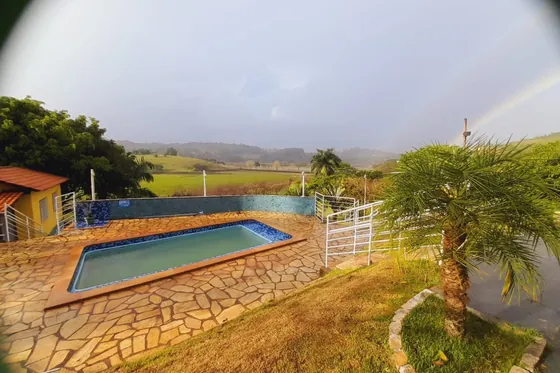 Piscina com área ao ar livre