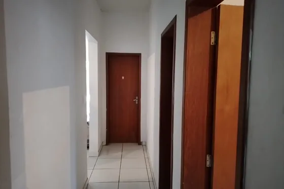 Corredor com portas de quartos