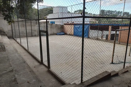 Campo cercado para atividades ao ar livre