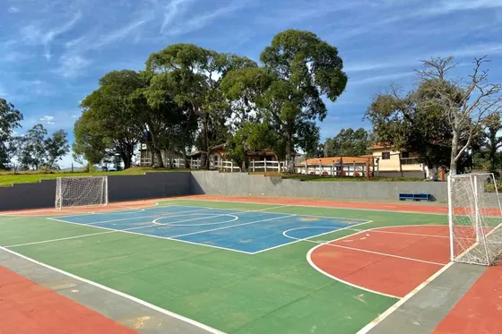 Campo de futebol com goleiras e árvores