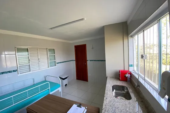 Quarto com cama e pia