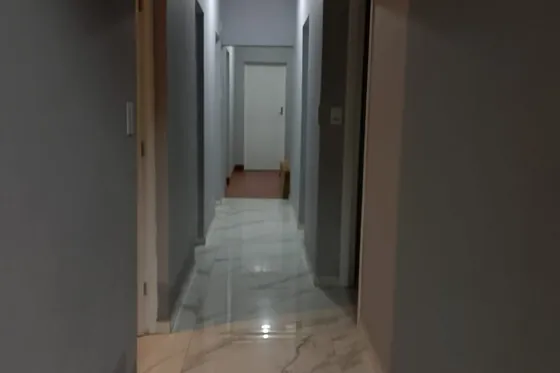 Clínica de reabilitação em Nova Serrana - MG Corredor com portas e piso claro
