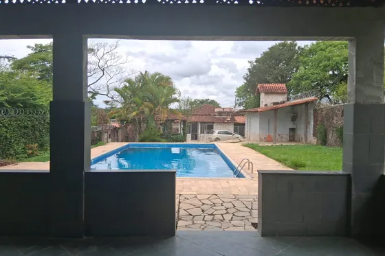 Vista de piscina e área externa