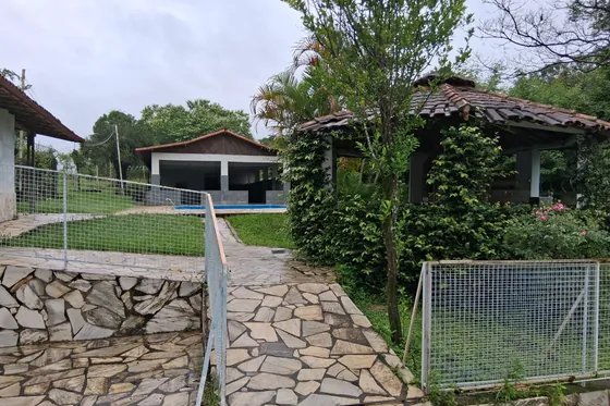 Área externa com piscina e jardins