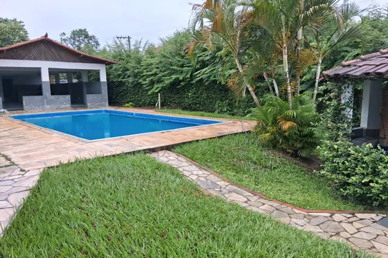 Área externa com piscina e jardim