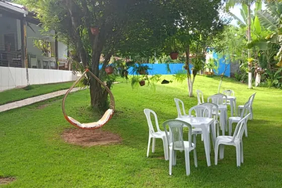 Clínica de reabilitação em Papagaios - MG Área verde com mesa e cadeira