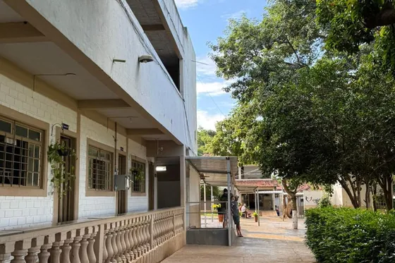 Fachada e área externa da clínica