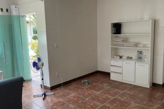Clínica de reabilitação em Pitangui - MG Quarto com móveis e ventilador