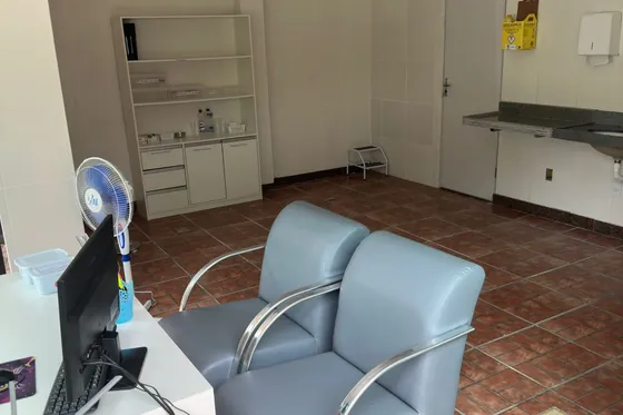 Clínica de reabilitação em Pitangui - MG Escritório com móveis e bancada