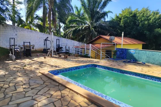 Piscina e área ao ar livre