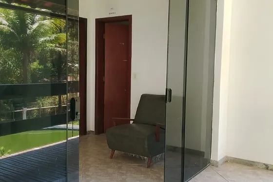 Área com cadeiras e portas de vidro