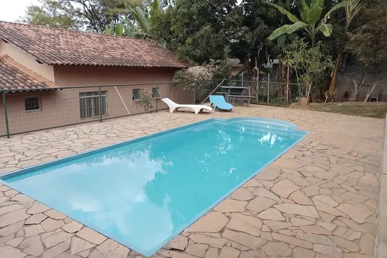 Piscina com área ao ar livre