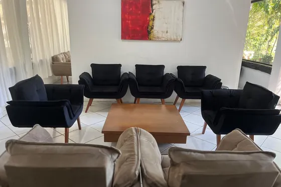 Sala com poltronas e mesa de centro