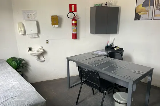 Clínica de reabilitação em Santo Antônio do Monte - MG Mesa e parede com documentos e estoque