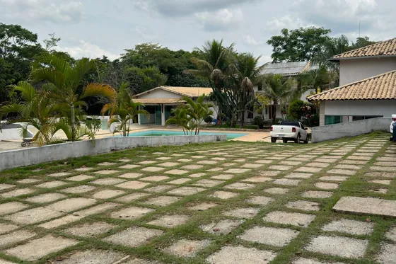 Área externa com piscina e jardim