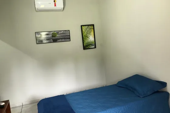 Cama com roupa de cama azul