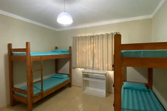 Quarto com beliches e mesa branca