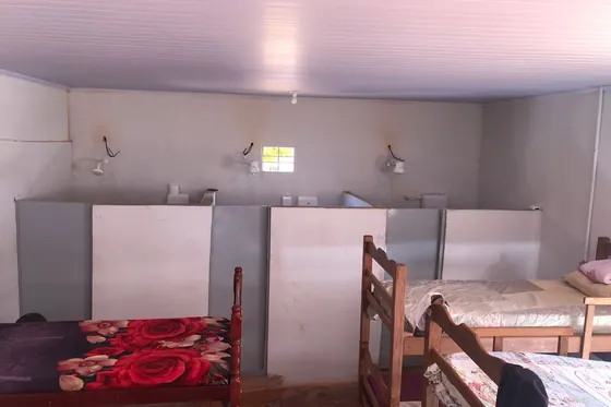 Dormitório com beliches e divisórias